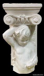 Otros objetos de arte: Antiguo ángel, ménsula, atlante, puti, cariátide, mascarón, columna, ménsula. 59x30x20 . Blanco.